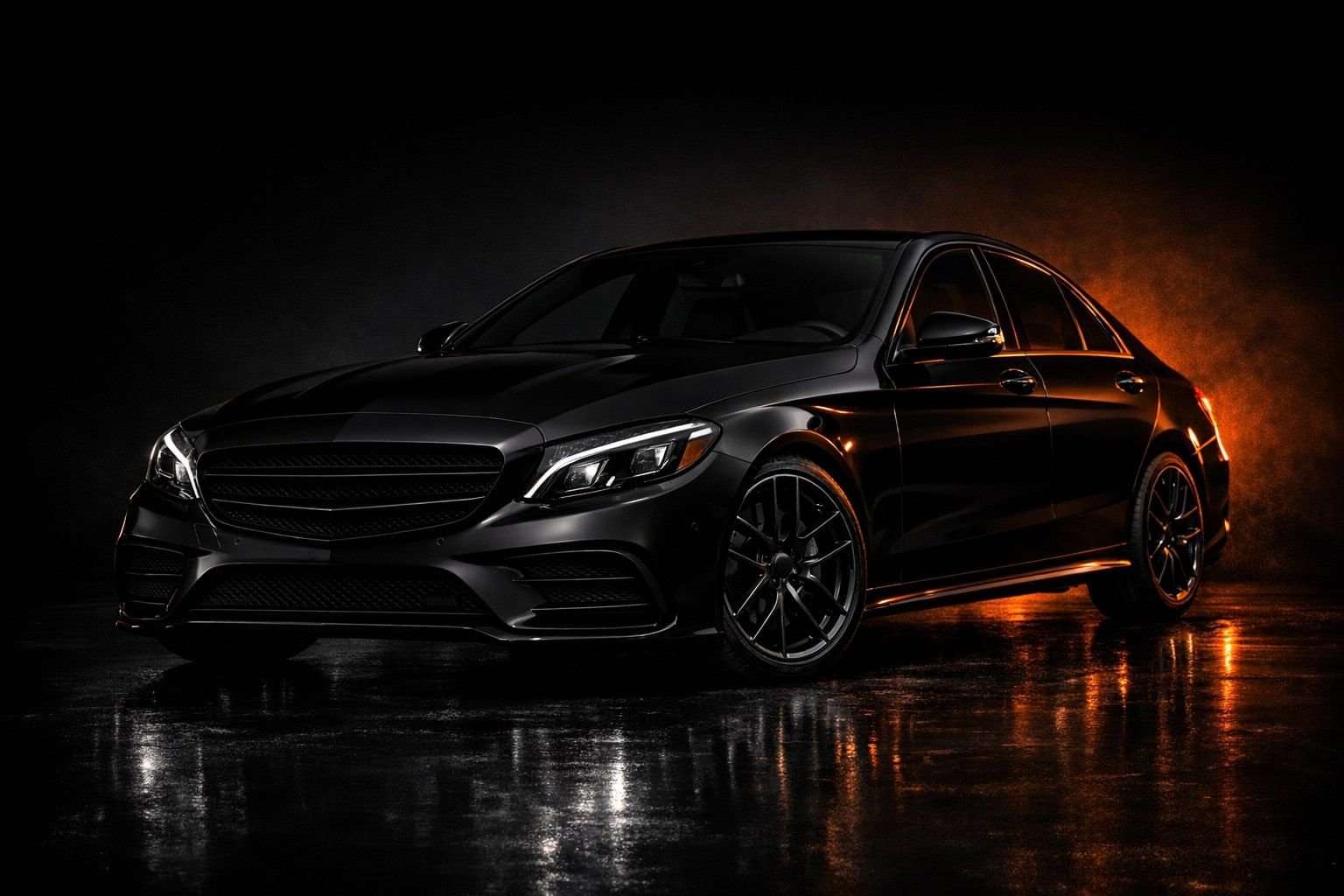 Symbolbild einer dunklen Mercedes C-Klasse Limousine in Dreiviertel-Frontansicht vor dunklem Hintergrund